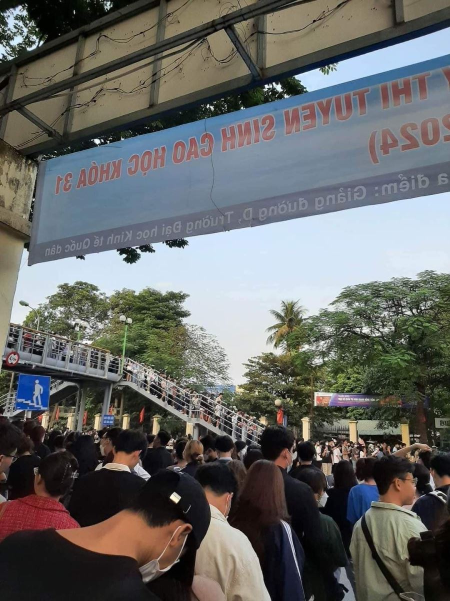 BTC NEU Youth Festival lên tiếng về thông tin 1 sinh viên tụt huyết áp khi xếp hàng xem MONO biểu diễn - Ảnh 5.