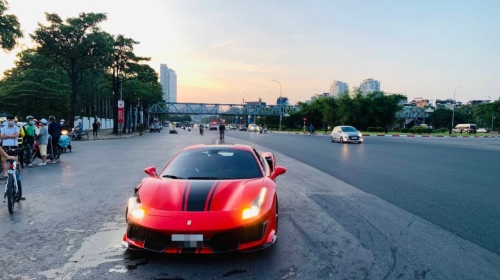 Hà Nội: Siêu xe Ferrari tông xe máy lúc rạng sáng, một người chết - Ảnh 1.