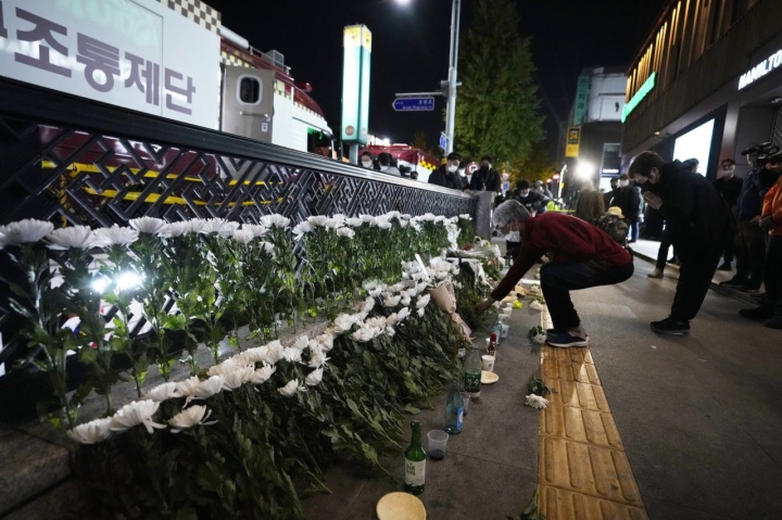 Thảm kịch giẫm đạp ở Hàn Quốc: Số người chết tăng lên 154 - Ảnh 1.
