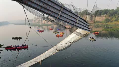 Thảm kịch sập cầu ở Ấn Độ khiến hơn 100 người chết: Cây cầu vừa được bảo dưỡng xong - Ảnh 1.