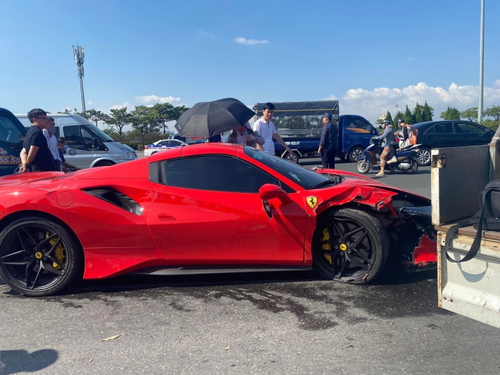 Sau tai nạn, người đàn ông trên siêu xe Ferrari bình tĩnh gọi điện rồi rời đi - Ảnh 2.