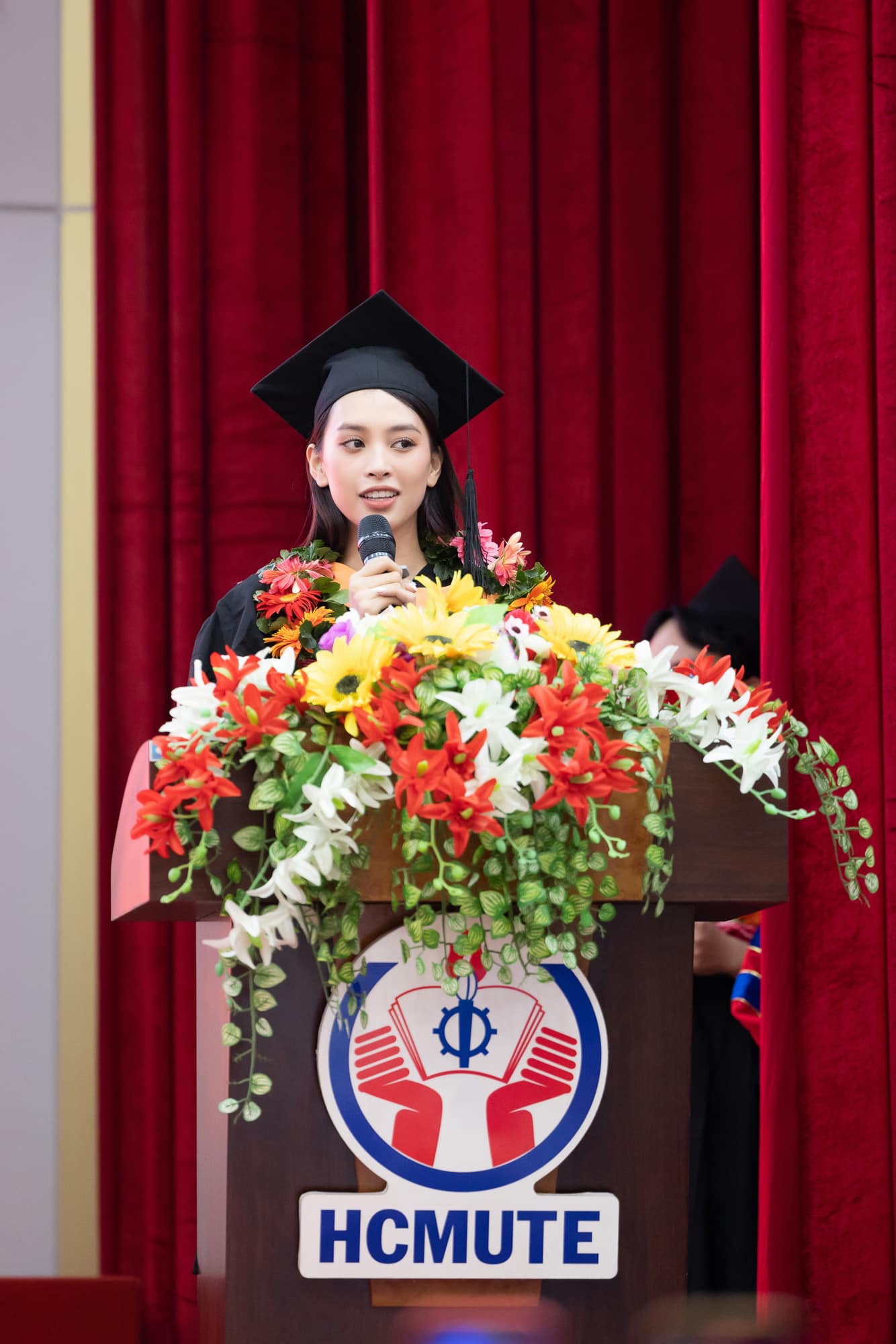 Hoa hậu Tiểu Vy rạng rỡ trong ngày tốt nghiệp đại học, ăn diện giản dị nhưng vẫn nổi bật ngời ngời - Ảnh 5.