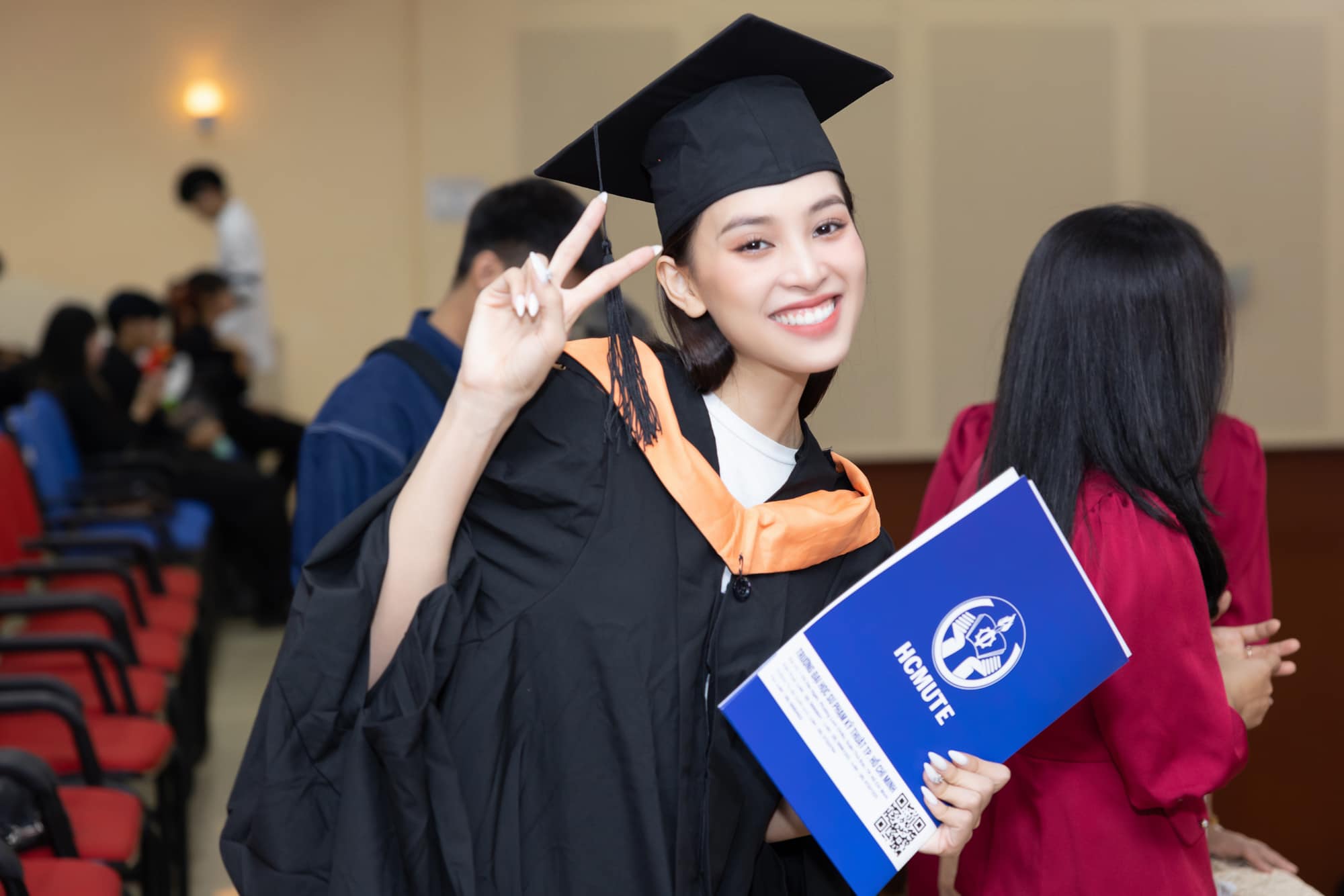 Hoa hậu Tiểu Vy rạng rỡ trong ngày tốt nghiệp đại học, ăn diện giản dị nhưng vẫn nổi bật ngời ngời - Ảnh 1.