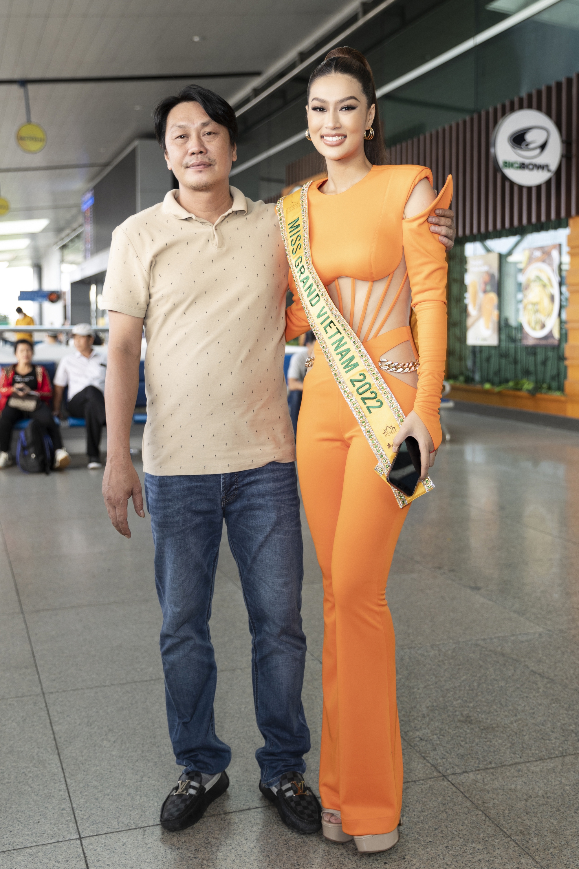 Hoa hậu Đoàn Thiên Ân lên đường thi quốc tế: Xúc động trong vòng tay ba ruột, Quỳnh Châu và Ngọc Thảo đến cổ vũ - Ảnh 2.
