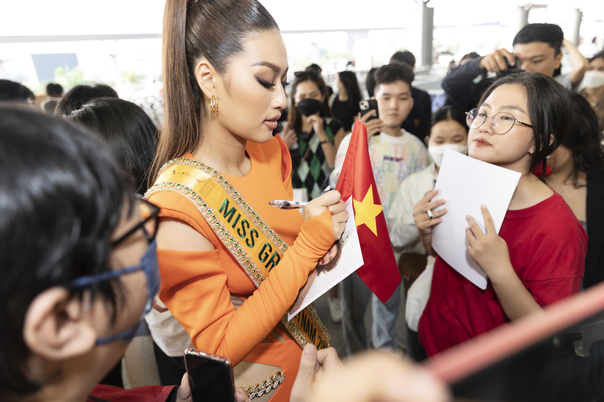 Hoa hậu Đoàn Thiên Ân lên đường thi quốc tế: Xúc động trong vòng tay ba ruột, Quỳnh Châu và Ngọc Thảo đến cổ vũ - Ảnh 7.