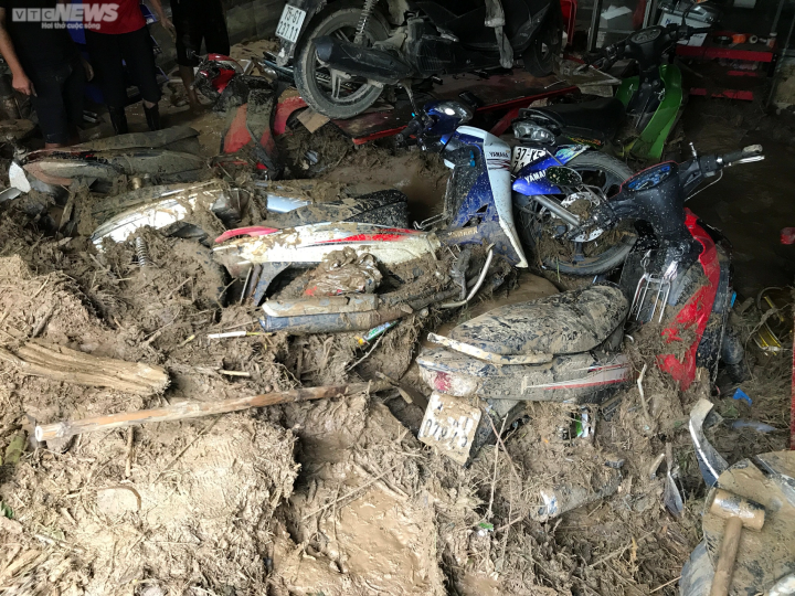 Ảnh: Hàng trăm xe máy được đào lên dưới lớp bùn sâu ở vùng rốn lũ Nghệ An - Ảnh 3.