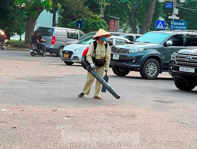 Chuyện lạ ở Hà Nội: Nhân viên vệ sinh thổi bụi, rác mù trời - Ảnh 8.