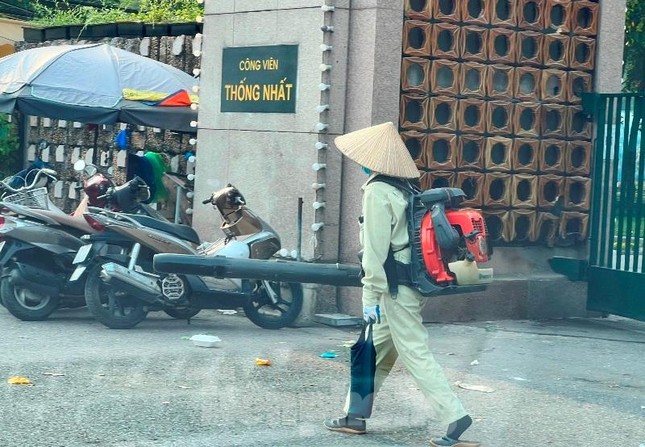 Chuyện lạ ở Hà Nội: Nhân viên vệ sinh thổi bụi, rác mù trời - Ảnh 3.
