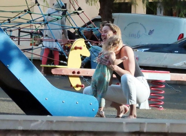 Amber Heard bên con gái và người tình đồng giới - Ảnh 1.