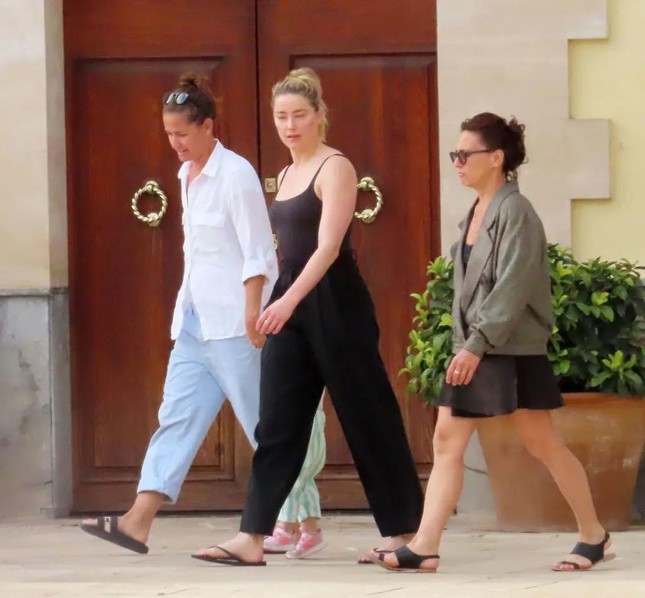 Amber Heard bên con gái và người tình đồng giới - Ảnh 3.