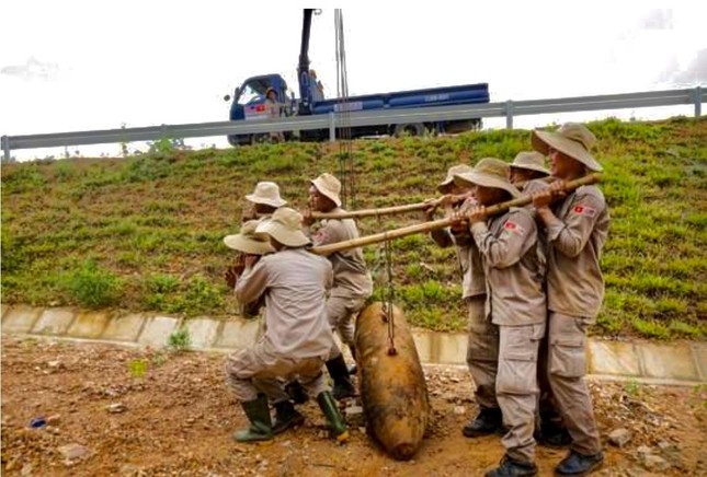 Xử lý 2 quả bom 'khủng' trong vườn cao su - Ảnh 1.