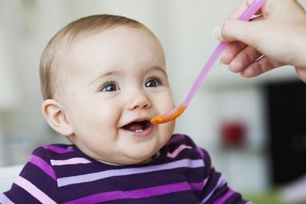 Các thực phẩm có thể không an toàn cho em bé dưới 1 tuổi - Ảnh 2.
