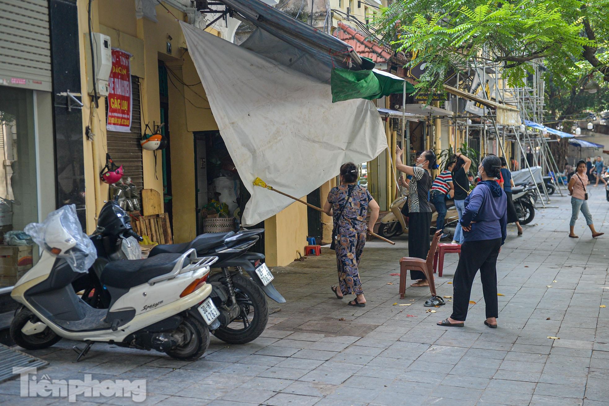 Hà Nội ra quân &quot;giành&quot; lại vỉa hè, trả lại lòng đường phục vụ người dân đi lại - Ảnh 15.