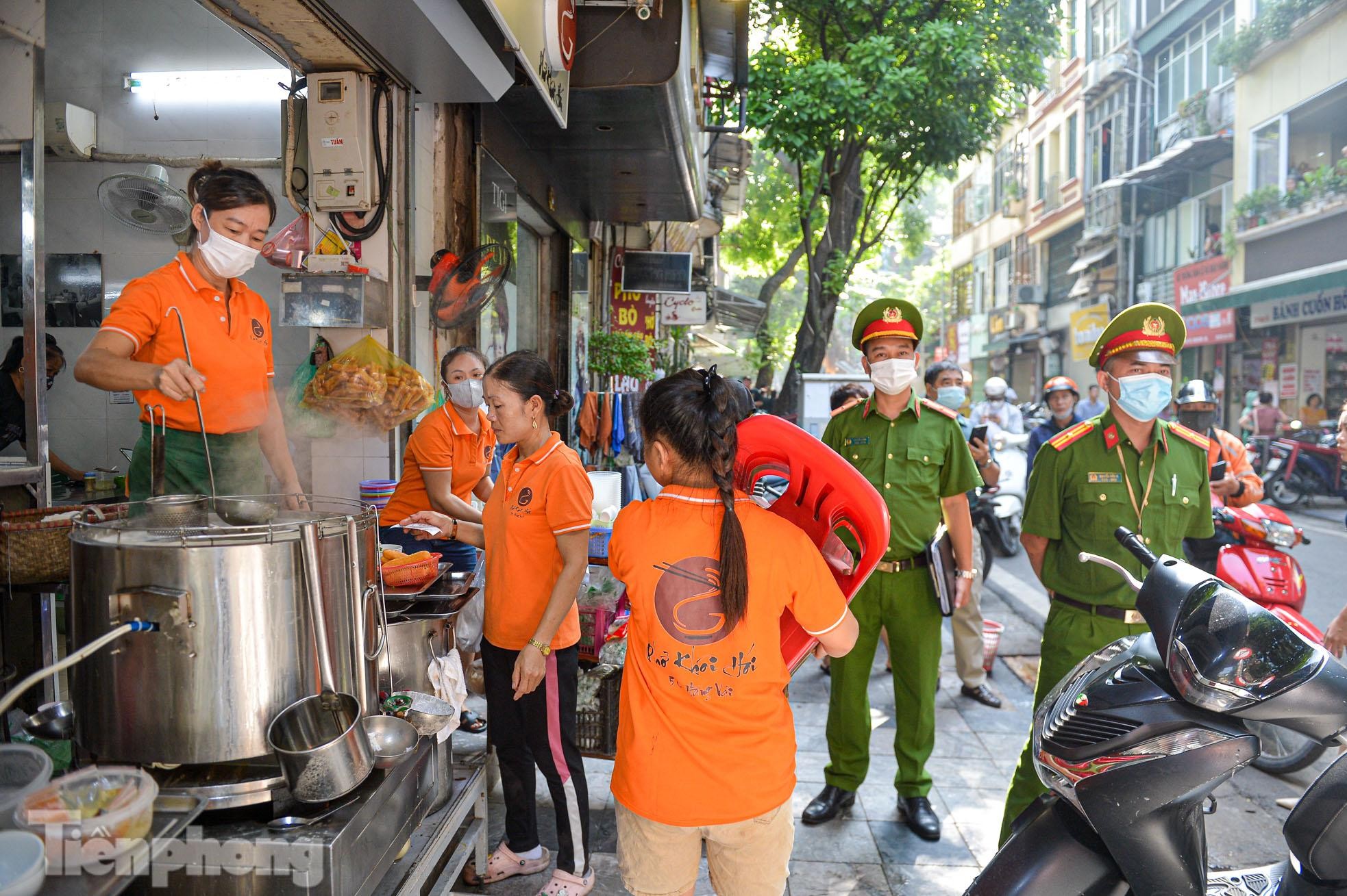 Hà Nội ra quân &quot;giành&quot; lại vỉa hè, trả lại lòng đường phục vụ người dân đi lại - Ảnh 3.