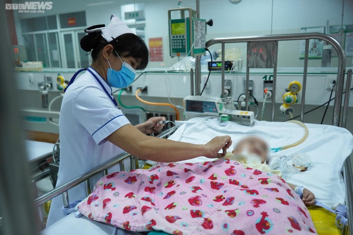 Trẻ nhập viện tăng, Khoa Cấp cứu Bệnh viện Nhi đồng 2 TP.HCM khám bệnh xuyên đêm - Ảnh 3.