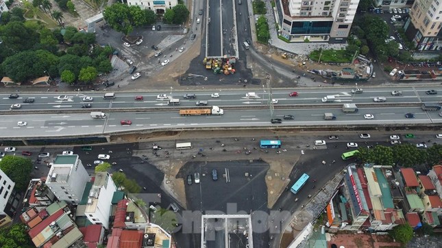 Sau thông xe, phương tiện đi lại qua hầm chui Lê Văn Lương thế nào? - Ảnh 1.