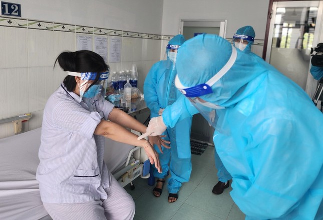 Vào thăm ca bệnh đậu mùa khỉ đầu tiên tại Việt Nam - Ảnh 3.