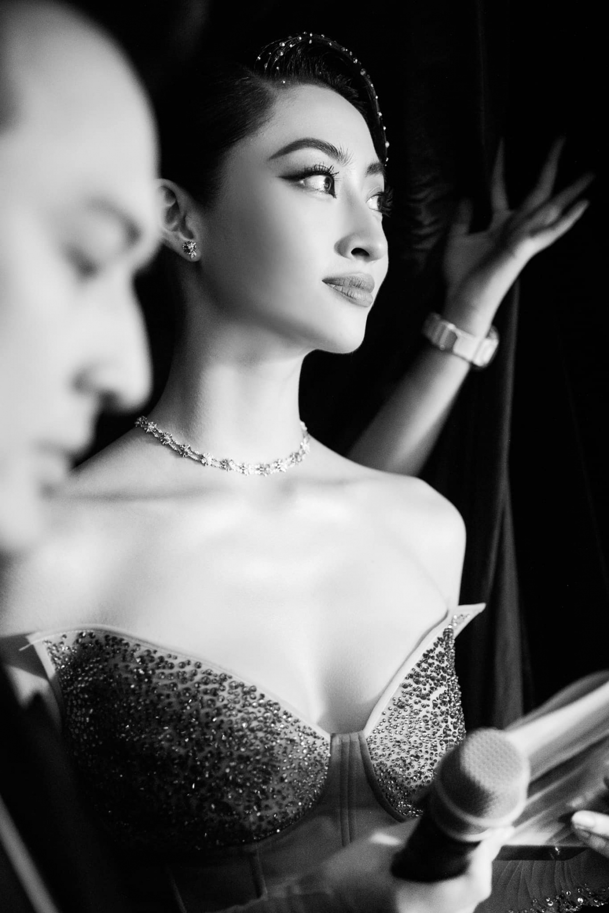 Hoa hậu Lương Thùy Linh lột xác với hình ảnh quý cô sang chảnh - Ảnh 6.