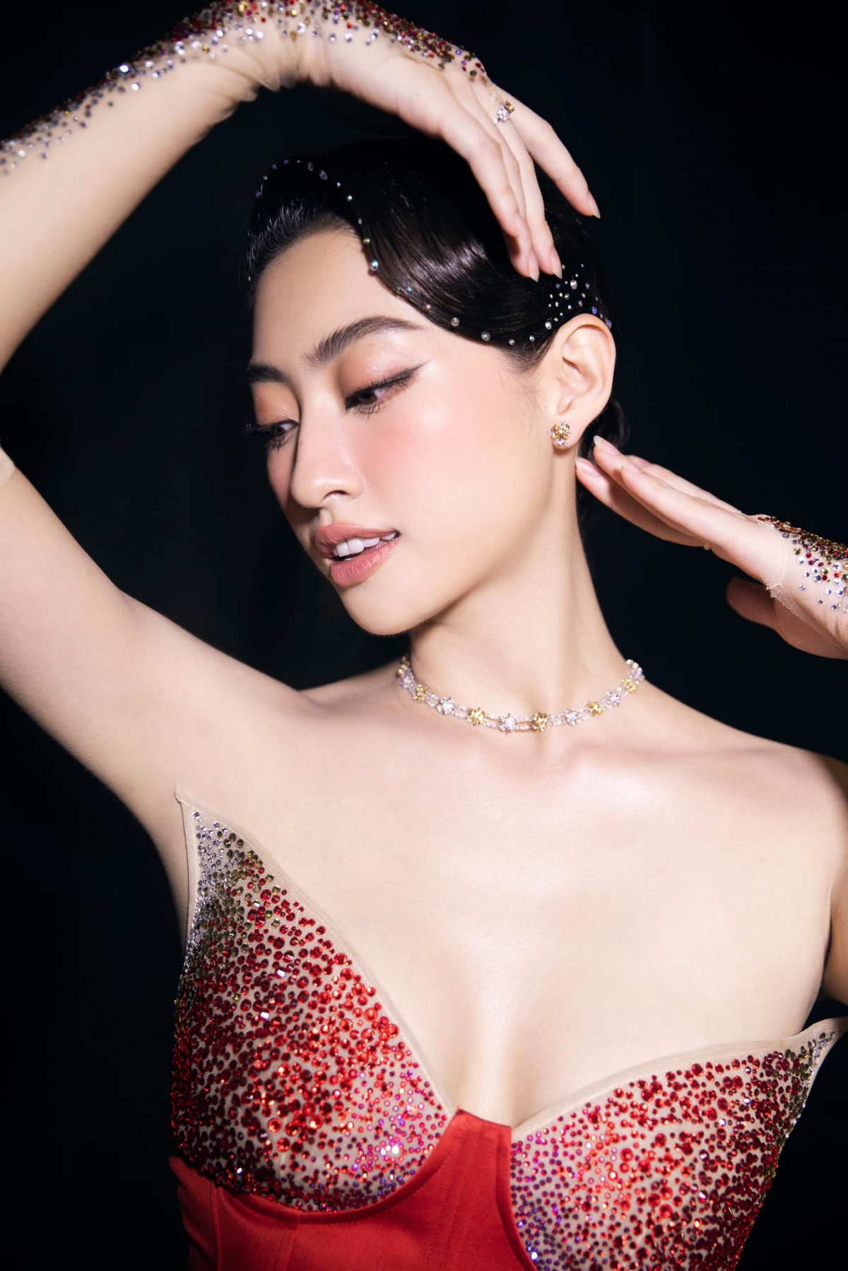 Hoa hậu Lương Thùy Linh lột xác với hình ảnh quý cô sang chảnh - Ảnh 2.