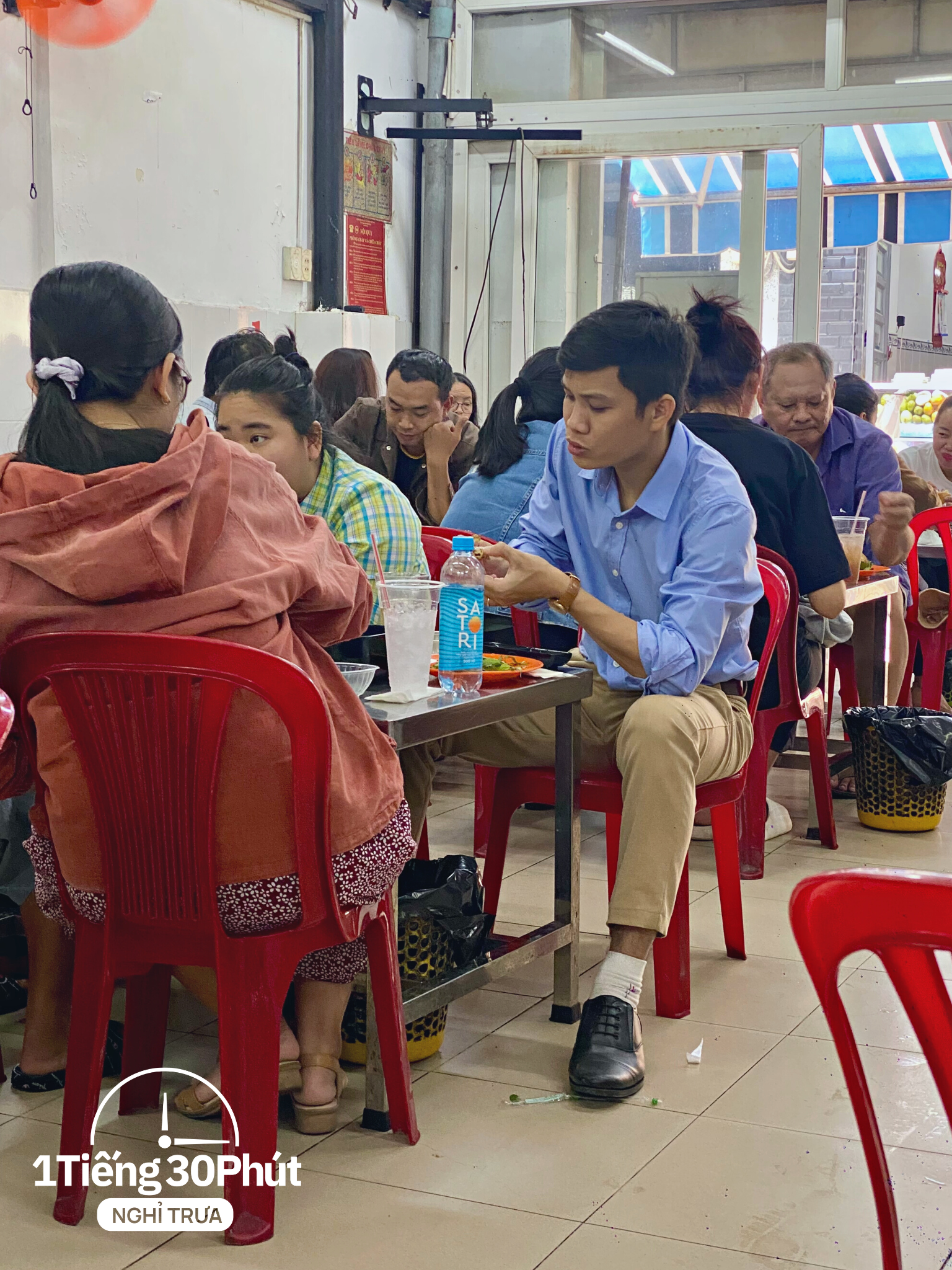 Quán ốc hạng A nổi tiếng trong giới văn phòng vì mở cửa vào giờ nghỉ trưa - Ảnh 3. Quán ốc hạng A nổi tiếng trong giới văn phòng vì mở cửa vào giờ nghỉ trưa - Ảnh 3.