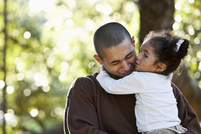 9 cách cha mẹ cần làm để con trẻ cảm thấy an toàn - Ảnh 1.