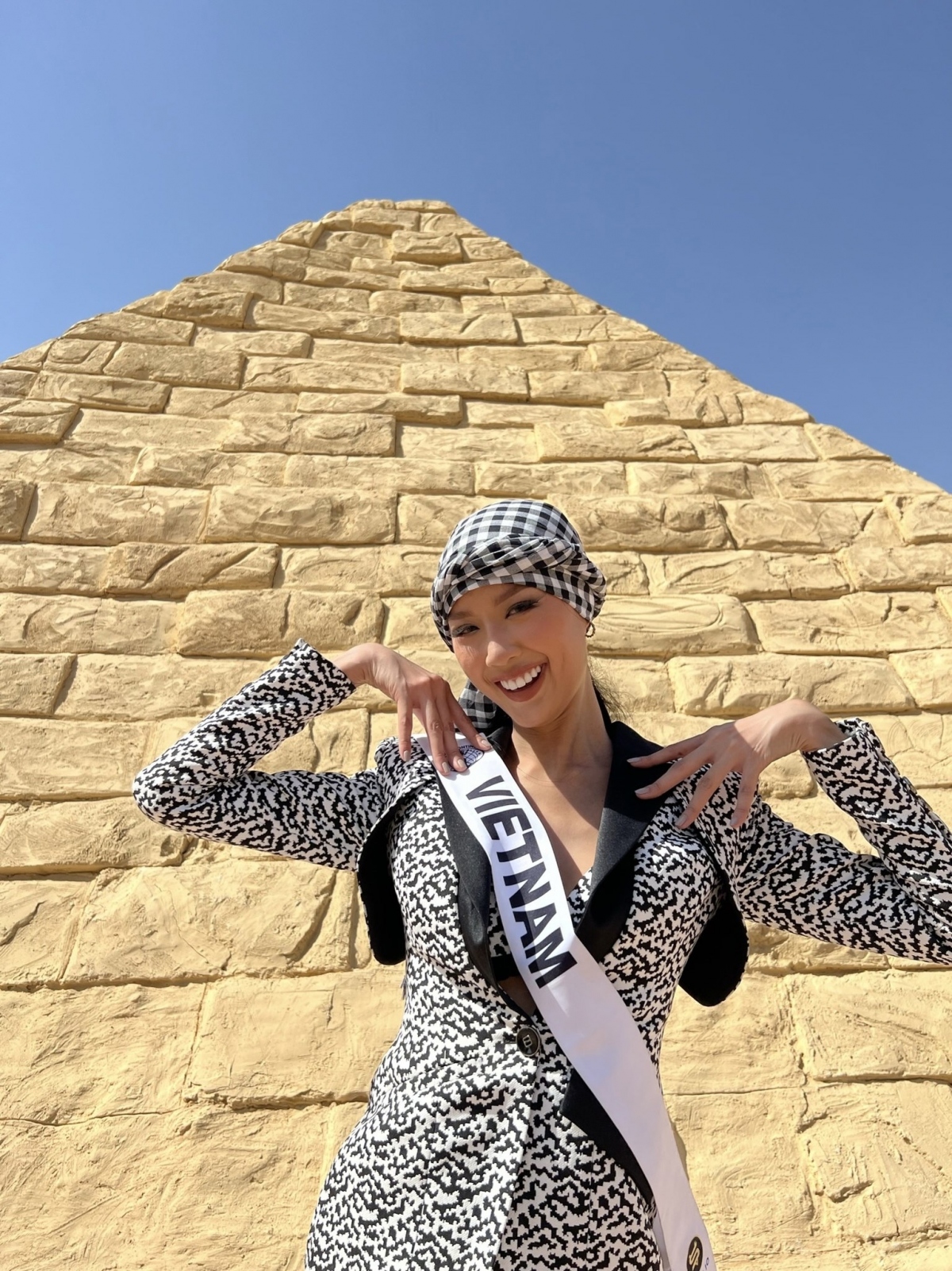 Á hậu Bảo Ngọc đội khăn rằn đến thăm Kim Tự Tháp, Ai Cập - Ảnh 7.