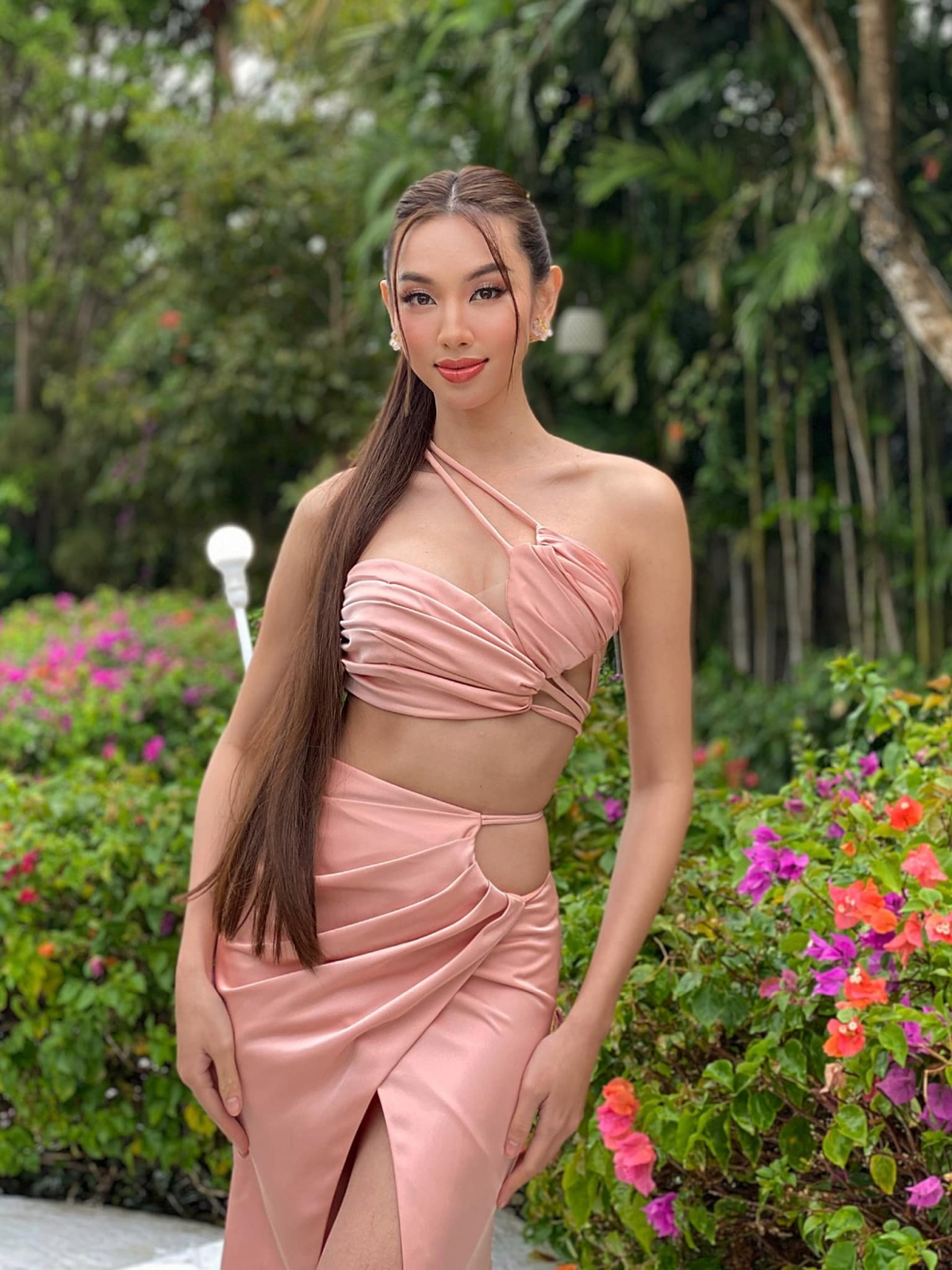 Hoa hậu Thùy Tiên khoe sắc vóc quyến rũ với đầm cut-out nóng bỏng ở Indonesia - Ảnh 1.