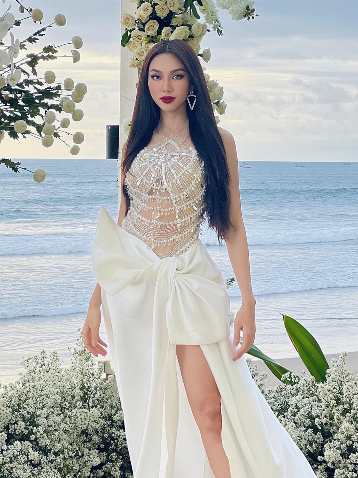 Hoa hậu Thùy Tiên khoe sắc vóc quyến rũ với đầm cut-out nóng bỏng ở Indonesia - Ảnh 4.