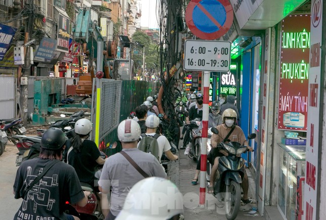 Người dân vật vã tìm lối đi do 'lô cốt' án ngữ giữa đường phố Hà Nội - Ảnh 2.