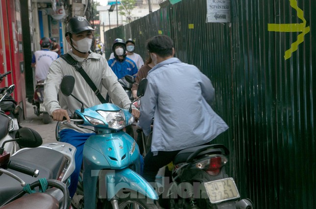 Người dân vật vã tìm lối đi do 'lô cốt' án ngữ giữa đường phố Hà Nội - Ảnh 9.