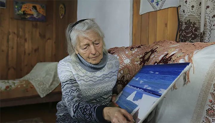 'Người phụ nữ cô đơn nhất thế giới': Sống một mình ở hồ băng lạnh giá, sợ hãi vì bỗng nhiên nổi tiếng - Ảnh 6.