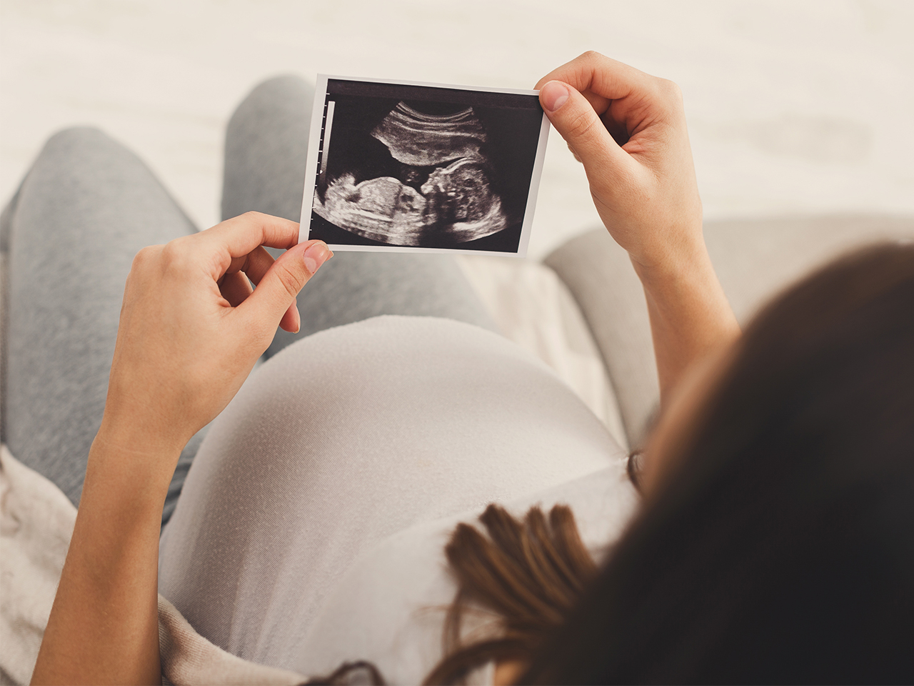 Mẹ bầu siêu âm nhiều lần liệu có ảnh hưởng tới thai nhi không và những điều cần lưu ý khi khám thai - Ảnh 3.