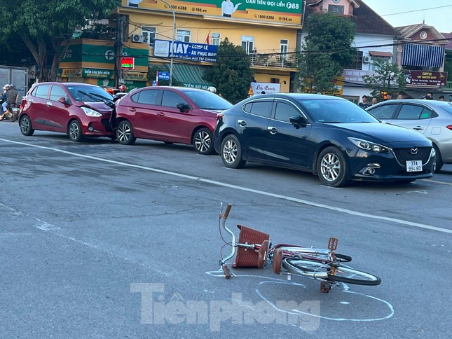 Hai phụ nữ đi xe đạp tử vong sau vụ tai nạn liên hoàn ở Nghệ An - Ảnh 1.