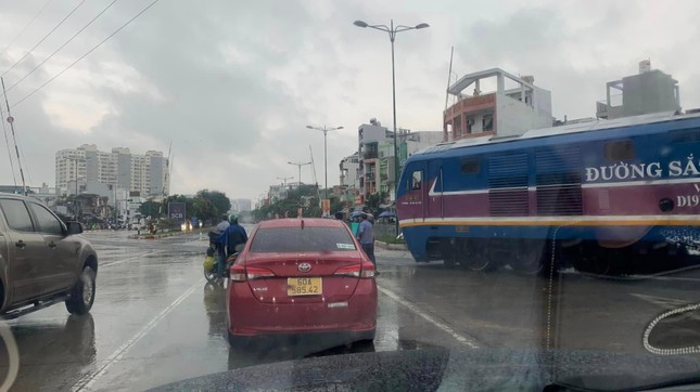 Lộ lý do vụ gác chắn không hạ, tàu vào ga Sài Gòn phải dừng khẩn cấp - Ảnh 1.