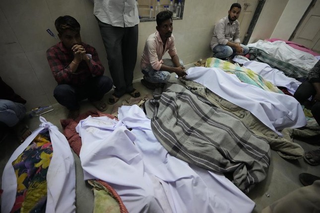 Gia đình 7 người thiệt mạng thương tâm trong vụ sập cầu ở Ấn Độ - Ảnh 2.