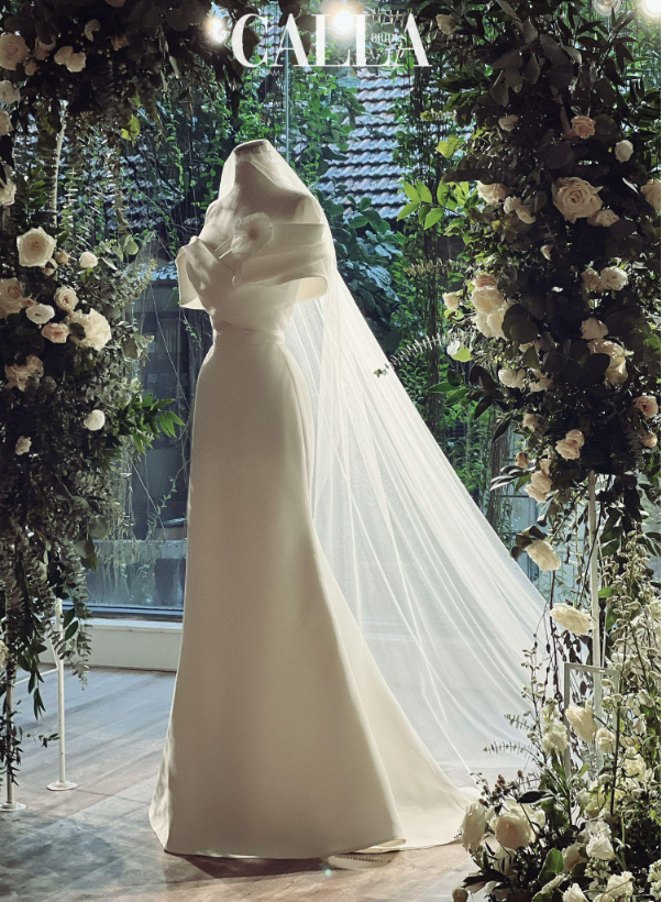 Á hậu Phương Nga rơi nước mắt trước kiệt tác váy cưới dành cho riêng mình từ NTK Phương Linh - Ảnh 1.