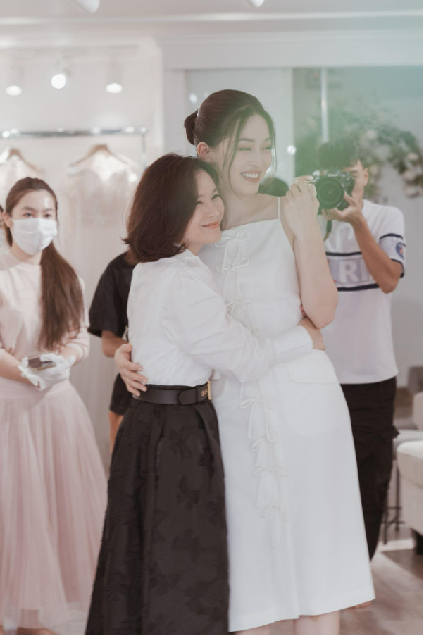 Á hậu Phương Nga rơi nước mắt trước kiệt tác váy cưới dành cho riêng mình từ NTK Phương Linh - Ảnh 7.