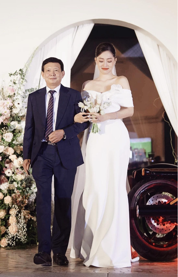 Á hậu Phương Nga rơi nước mắt trước kiệt tác váy cưới dành cho riêng mình từ NTK Phương Linh - Ảnh 8.