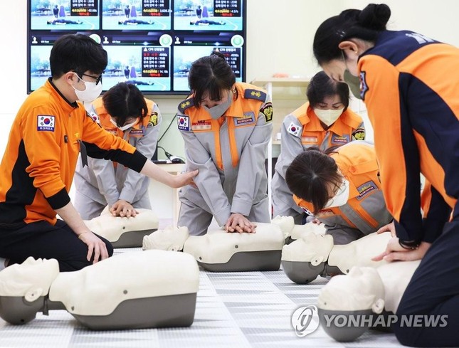 Người Hàn Quốc đổ xô đi học hô hấp nhân tạo sau thảm họa giẫm đạp ở Itaewon - Ảnh 1.