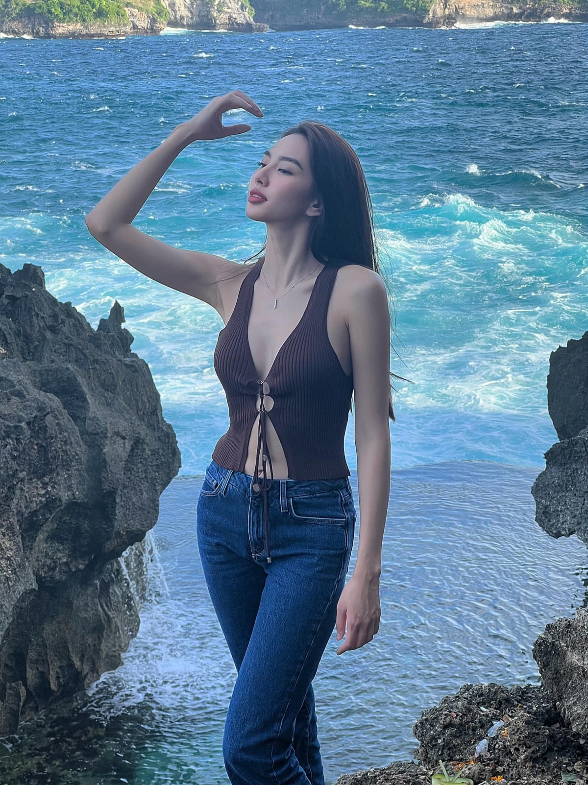 Hoa hậu Thùy Tiên khoe sắc vóc tại hòn đảo &quot;thiên đường&quot; ở Indonesia - Ảnh 6.