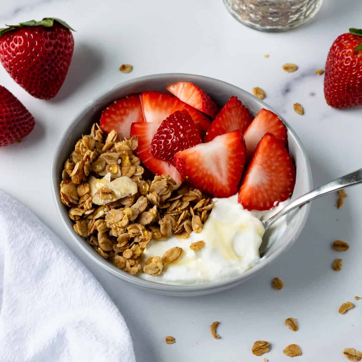 yogurt-granola-bowl-02-1667295521634385091438.jpg