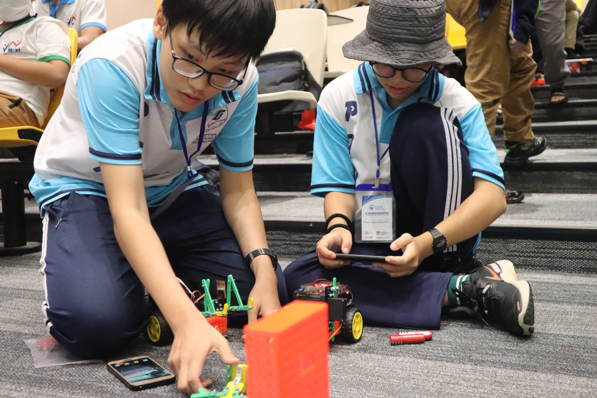 Nam sinh TP.HCM đạt giải vô địch cuộc thi lập trình robot tại Singapore - Ảnh 2.