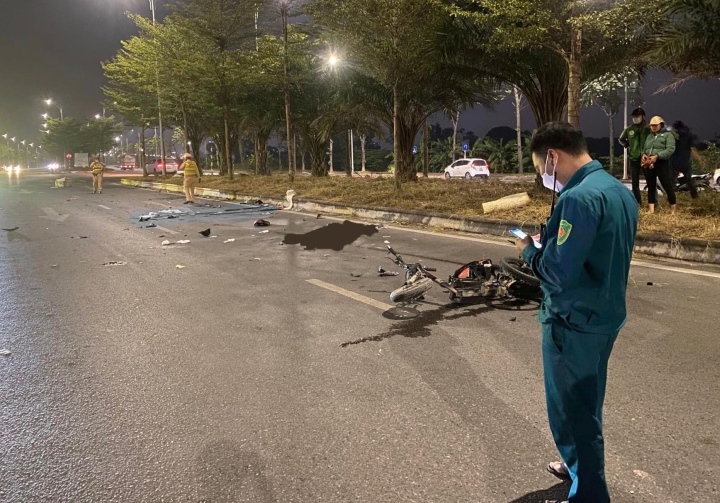 Hà Nội: Xe máy tông xe điện trong đêm, 4 người thương vong - Ảnh 2.