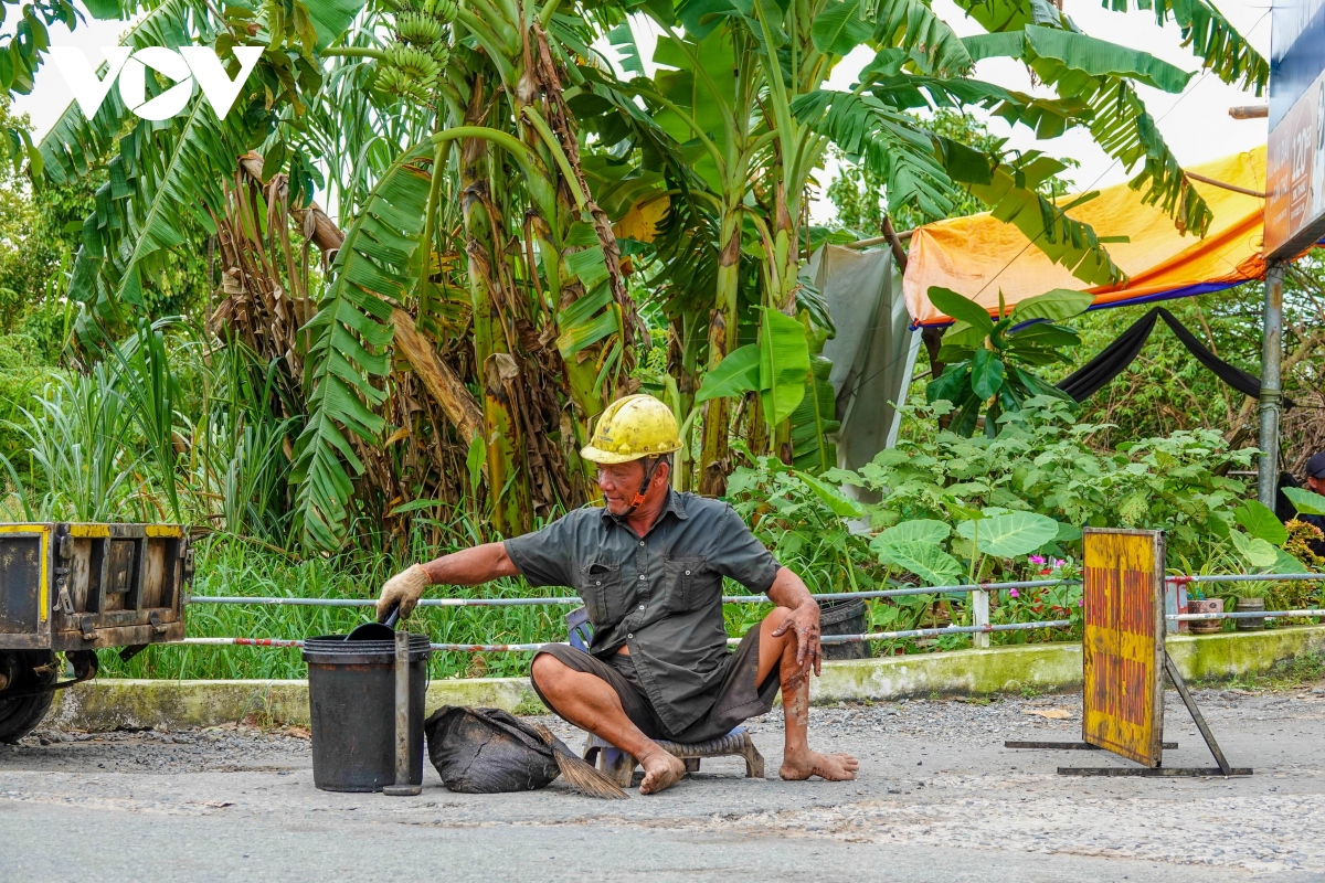 Người đàn ông tật nguyền ở Cần Thơ chuyên đi vá lành những ổ gà - Ảnh 2.