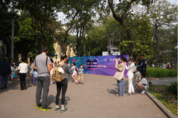 Trạm quà bom tấn ngay tại Hồ Gươm thu hút giới trẻ, đón voucher bom tấn 11 tỉ lúc 20h tối nay - Ảnh 1. Trạm quà bom tấn ngay tại Hồ Gươm thu hút giới trẻ, đón voucher bom tấn 11 tỉ lúc 20h tối nay - Ảnh 1.