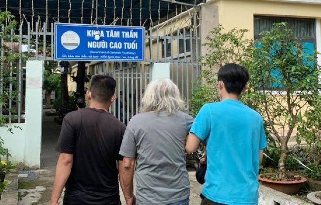 Tin mới về cụ &ocirc;ng cưỡi xe m&aacute;y, cầm dao dọa ch&eacute;m người g&acirc;y n&aacute;o loạn đường phố - Ảnh 2.