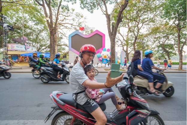 Trạm quà bom tấn ngay tại Hồ Gươm thu hút giới trẻ, đón voucher bom tấn 11 tỉ lúc 20h tối nay - Ảnh 3. Trạm quà bom tấn ngay tại Hồ Gươm thu hút giới trẻ, đón voucher bom tấn 11 tỉ lúc 20h tối nay - Ảnh 3.