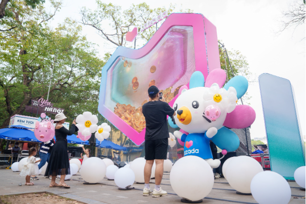 Trạm quà bom tấn ngay tại Hồ Gươm thu hút giới trẻ, đón voucher bom tấn 11 tỉ lúc 20h tối nay - Ảnh 6. Trạm quà bom tấn ngay tại Hồ Gươm thu hút giới trẻ, đón voucher bom tấn 11 tỉ lúc 20h tối nay - Ảnh 6.