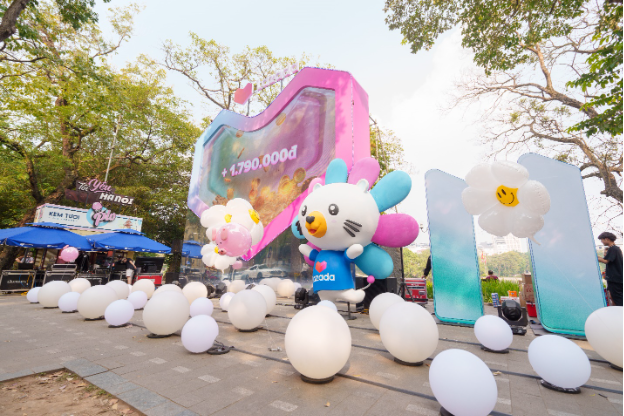 Trạm quà bom tấn ngay tại Hồ Gươm thu hút giới trẻ, đón voucher bom tấn 11 tỉ lúc 20h tối nay - Ảnh 7. Trạm quà bom tấn ngay tại Hồ Gươm thu hút giới trẻ, đón voucher bom tấn 11 tỉ lúc 20h tối nay - Ảnh 7.