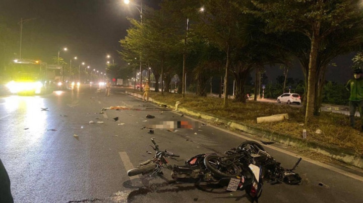 Hà Nội: Xe máy tông xe điện trong đêm, 4 người thương vong - Ảnh 1.